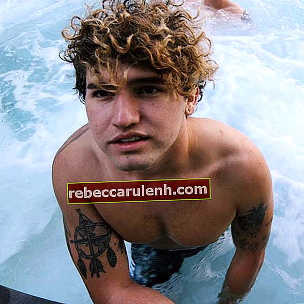 JC Caylen a torso nudo in una piscina come visto nel 2016