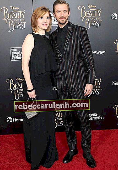 Дан Стивънс със съпруга Сузи Хариет за нюйоркската прожекция на „Красавицата и звяра“ през март 2017 г.