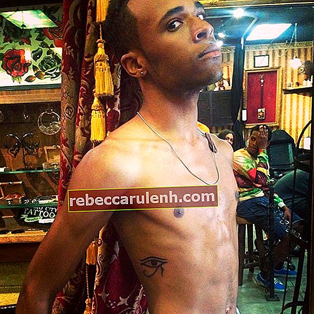 Khylin Rhambo без риза на снимка, споделена в неговия Instagram през юли 2014 г.