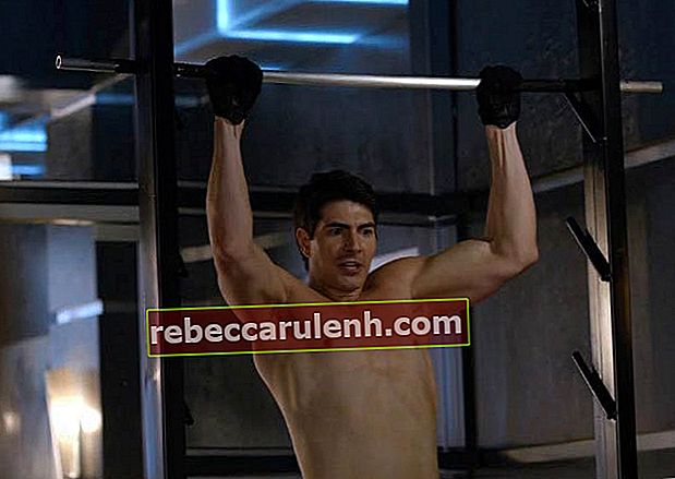 Brandon Routh torse nu dans un alambic de la troisième saison d'Arrow