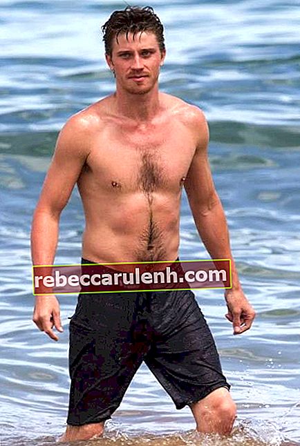 Гарет Хедлунд без тениска на плажа през 2014 г.