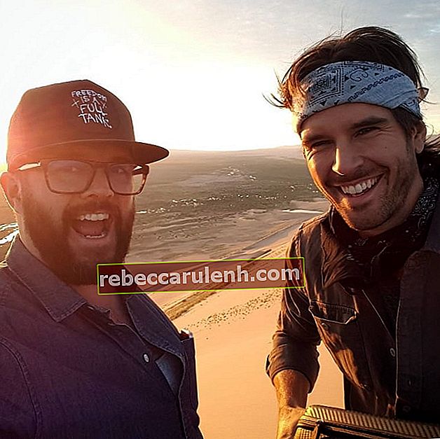 Graham Wardle (à droite) souriant dans un selfie aux côtés de Peter Harvey au sommet des dunes de Mongolie