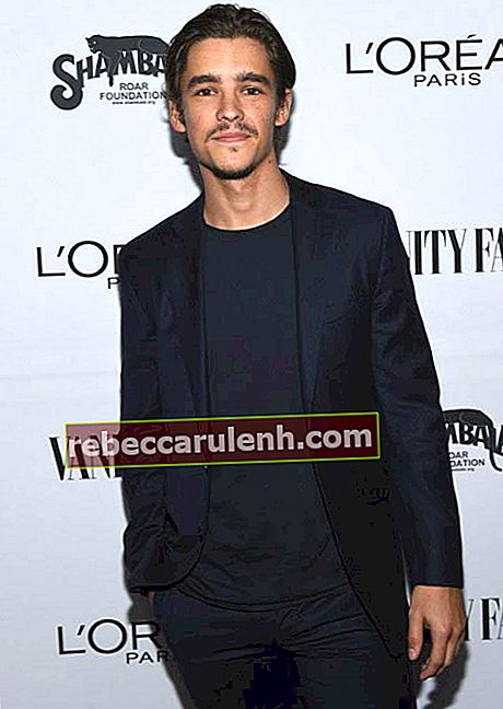 Брентън Туейтс на панаира на суетата и L'Oreal Париж Тост за младия Холивуд през февруари 2017 г.