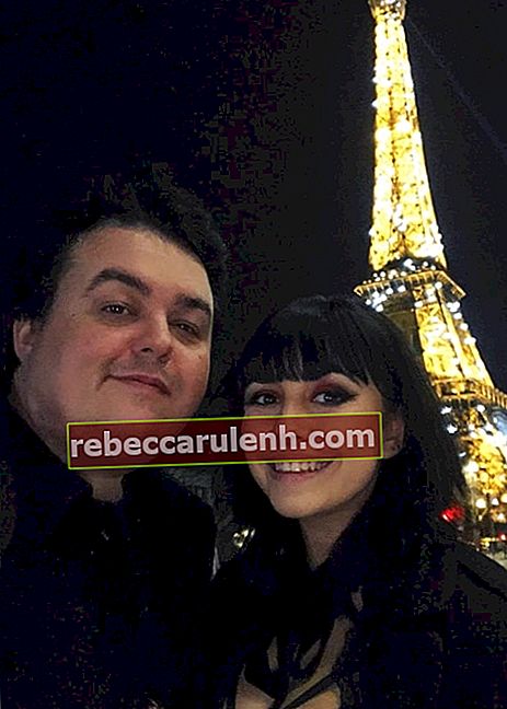 Daz Black souriant dans un selfie aux côtés de Soheila Clifford à la Tour Eiffel à Paris, France en février 2020