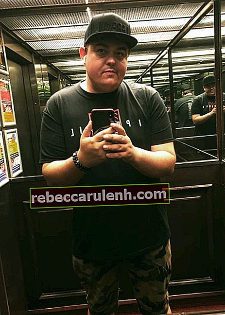 Daz Black, както се вижда, докато щракате върху огледално селфи в хотел Britannia International, Лондон през юни 2019 г.