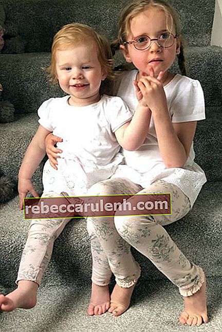 Софи Кондер, както е видяна, докато седи до по-малката си сестра Клои през май 2019 г.