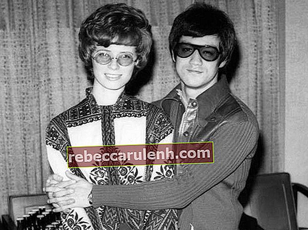 Брус Лий и съпругата му Линда Лий Кадуел в частна снимка, пусната след смъртта му