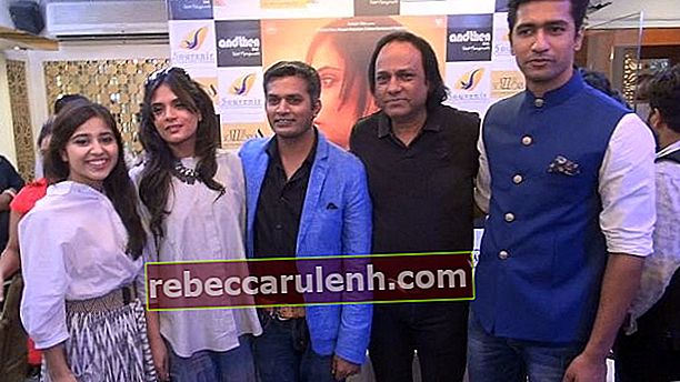 Vicky posiert mit seinen Masaan-Co-Stars Shweta Tripathi, Richa Chadda und Regisseur Neeraj Ghaywan während der Promotion des Films in Jaipur