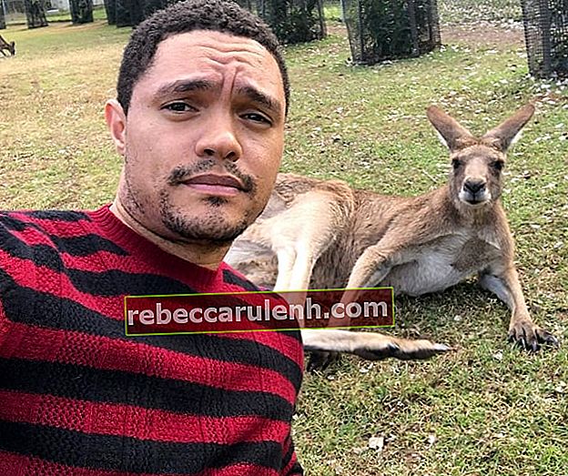 Trevor Noah dans un selfie au Lone Pine Koala Sanctuary en août 2018