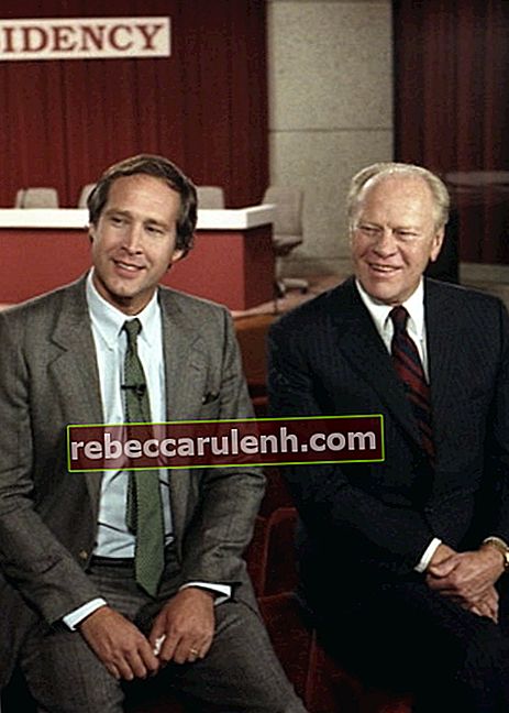 Чеви Чейс (вляво) и Джералд Форд, седнали преди Конференцията по хумора и президентството, проведена в Музея на Джералд Р. Форд през 1986 г.