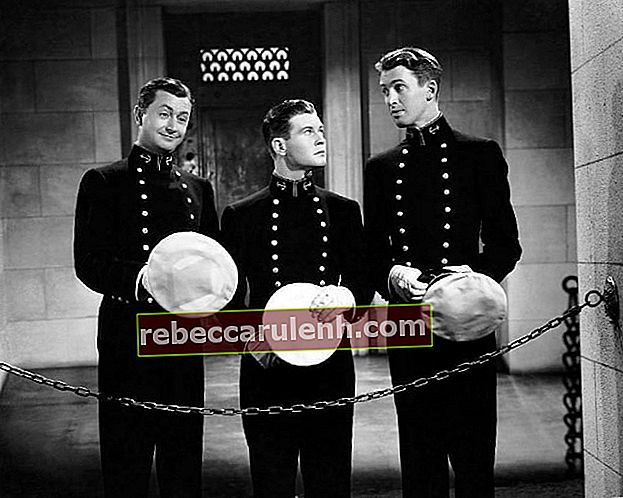 De gauche à droite - Robert Young, Tom Brown et James Stewart vus dans le film dramatique-sport américain 'Navy Blue and Gold'