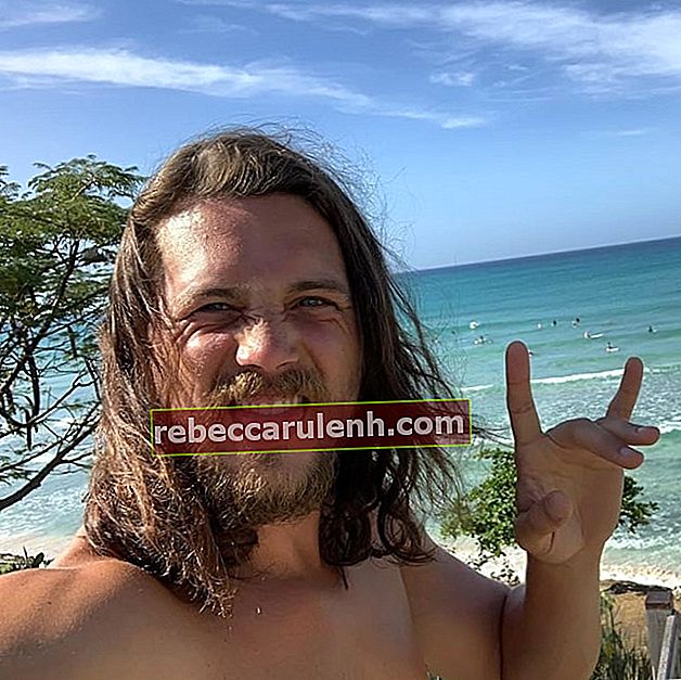 Ben Robson widziany na selfie zrobionym przy plaży w grudniu 2019 roku