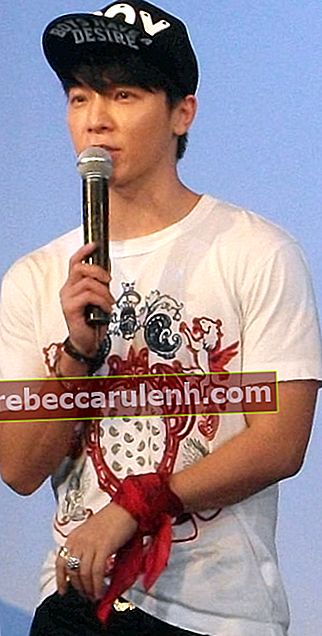 Лий Донхей, видян на пресконференция на Super Junior M Breakdown в Банкок през февруари 2013 г.
