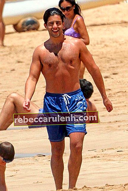 Джош Пек без риза на плажа на Хаваите през 2015 г.