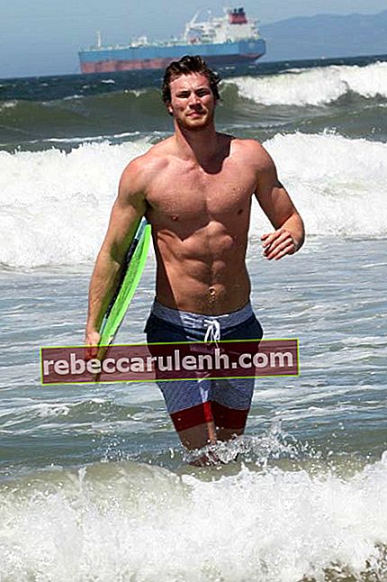 Derek Theler pendant le surf du matin à la plage de Malibu en juin 2013
