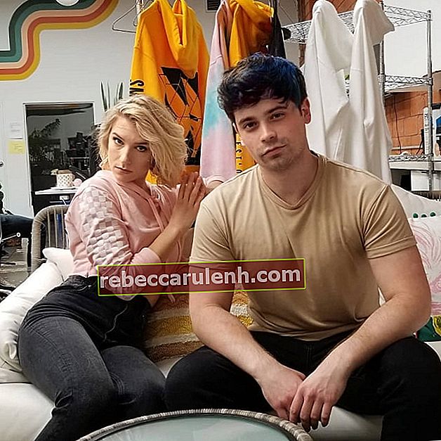 Damien C. Haas en posant pour une photo avec Courtney Miller en juin 2019