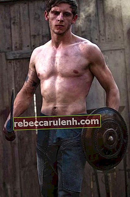 Джейми Бел показва своите тонизирани мускули в тялото без риза във все още взет от екшън филм, „Орелът“, издаден през 2011 г.