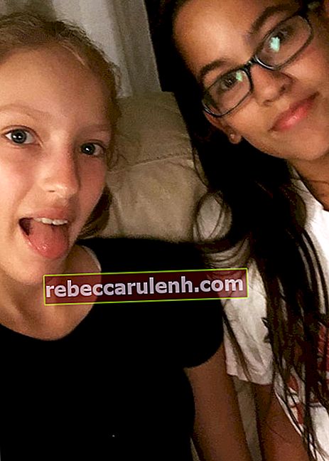 KarinaOMG vue dans un selfie pris avec sa meilleure amie canadienne Erika Bauta en août 2018