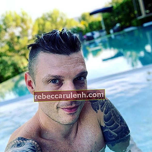 Nick Carter in einem hemdlosen Pool Selfie im Oktober 2018