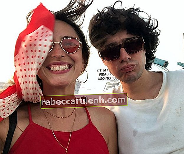 Fabianne Therese gesehen im Juli 2019 bei einem Selfie zusammen mit Poda Nappas in Ägina, Saronischer Golf, Griechenland