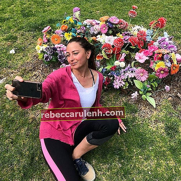 Fabianne Therese bei einem Selfie mit den schönen Blumen im März 2019