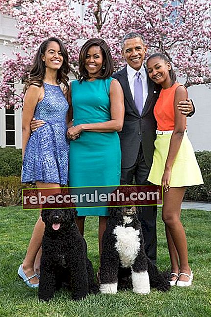Sasha (extrême droite) vue avec sa famille et ses chiens le dimanche de Pâques en 2015