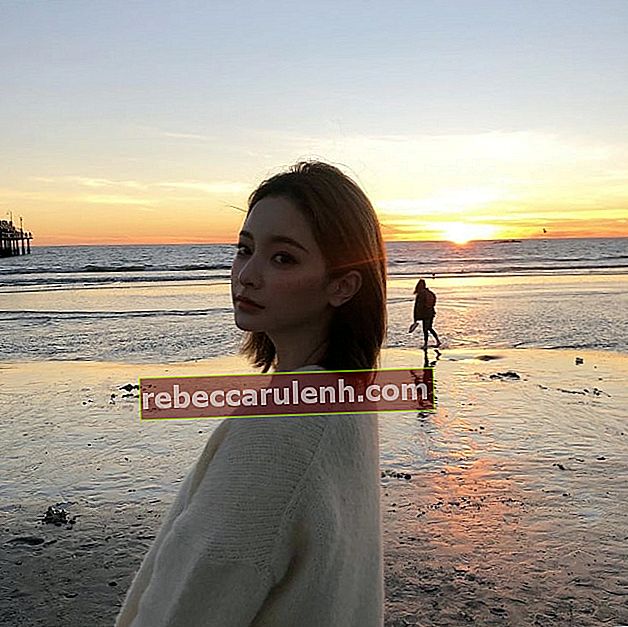 Byun JungHa, както се вижда, докато позира снимка с красив фон в Санта Моника, окръг Лос Анджелис, Калифорния, САЩ през февруари 2019 г.