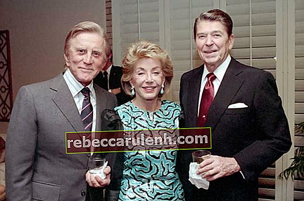 Kirk Douglas z żoną Anne Buydens i byłym prezydentem USA Ronaldem Reaganem (z prawej) na prywatnej kolacji w Eldorado Country Club w Kalifornii w grudniu 1987 r.