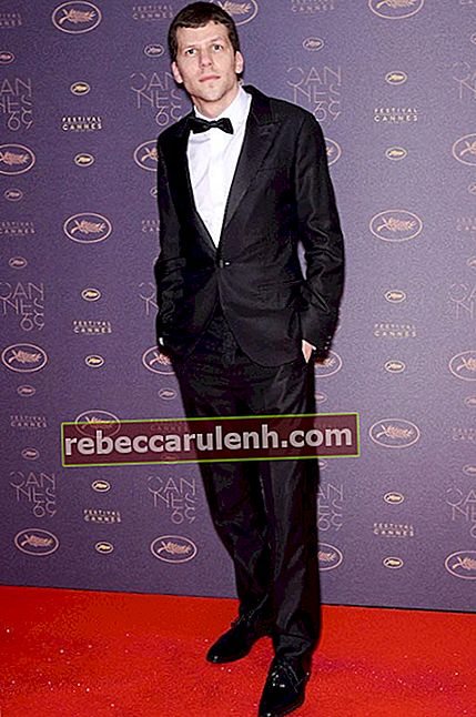 Jesse Eisenberg na uroczystej kolacji otwarcia podczas Festiwalu Filmowego w Cannes 11 maja 2016 r. We Francji