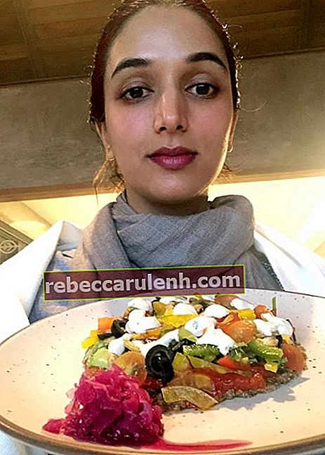 Ira Trivedi come si vede in una foto scattata mentre si tiene un sano pasto vegano nel settembre 2019