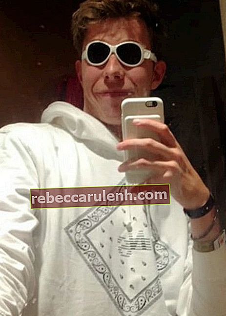 Calfreezy in un selfie su Instagram visto a settembre 2017