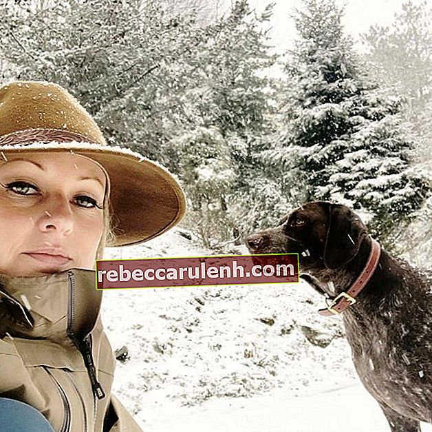 Sandra Smith macht im März 2020 ein Selfie mit ihrem Hund