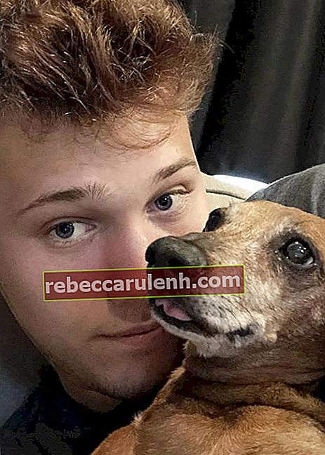 JesserTheLazer с кучето си, както се вижда през март 2019 г.