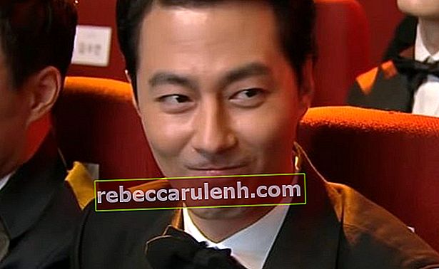 Jo In-sung al 38 ° Blue Dragon Film Awards come visto su JoInSung3DHouse VN Channel su YouTube