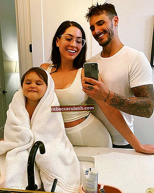 Hope Howard aus einem Selfie mit ihrem Ehemann Cody Hook und ihrer Tochter Isabel Howard im Mai 2020