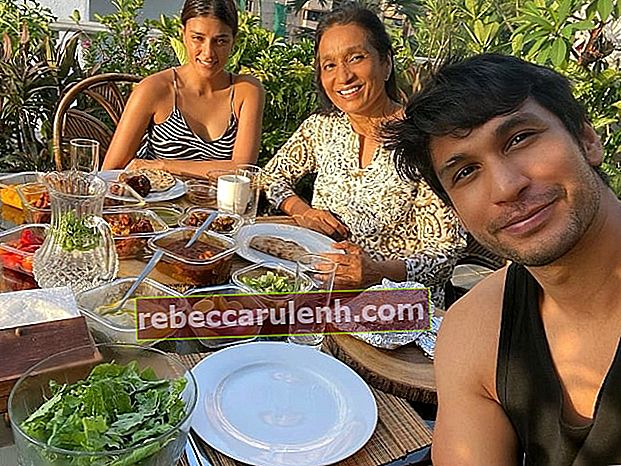 Arjun Kanungo widziany podczas klikania selfie wraz z matką i Carlą Dennis w maju 2020 roku