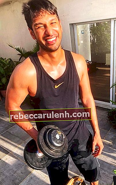 Arjun Kanungo sorride per una foto mentre si allena nel giugno 2020