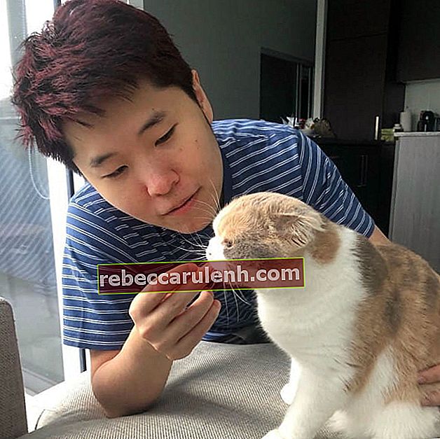 Toast travestito con il suo gatto come visto nell'agosto 2019