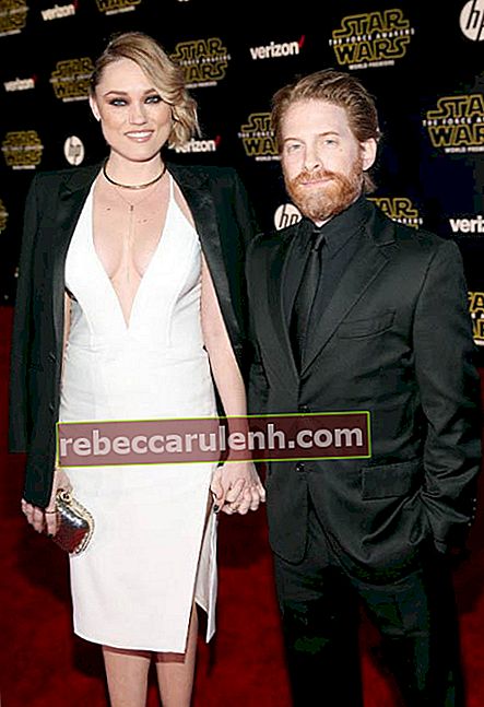 Сет Грийн и Клер Грант на световната премиера на „Междузвездни войни: Силата се пробужда“ през декември 2015 г.