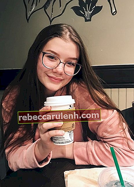 Holly Westlake sorride per una foto al suo appuntamento per il brunch con sua madre e sua sorella nel gennaio 2018