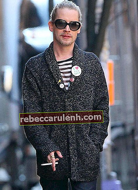Macaulay Culkin si gode una sigaretta mentre gira da solo a New York City
