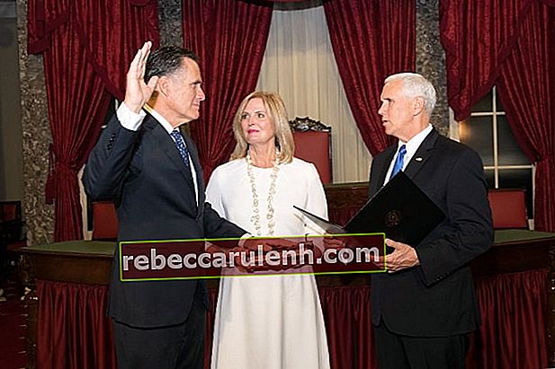 Митт Ромни (слева) приводится к присяге в качестве сенатора США от штата Юта вице-президентом Майком Пенсом в присутствии Энн Ромни в январе 2019 года.
