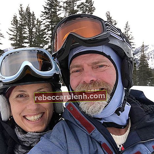 Рэйн Уилсон и Холидей Рейнхорн катаются на лыжах в феврале 2018 года.