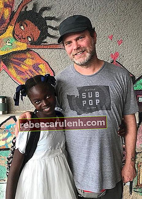 Rainn Wilson avec un enfant nommé Yusemika du programme de handicap BSEIPH aux Gonaïves, Haïti en novembre 2017
