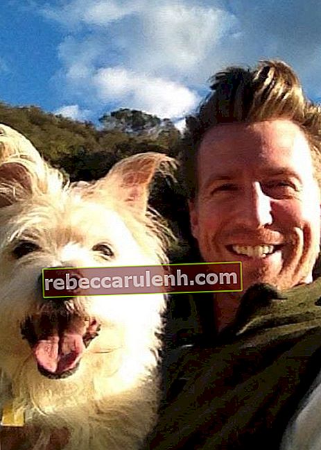 Джош Майерс с кученцето си в Instagram селфи през декември 2012 г.
