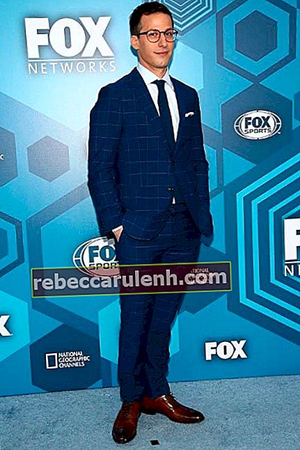 Andy Samberg à la FOX 2016 Upfront Arrivées en mai