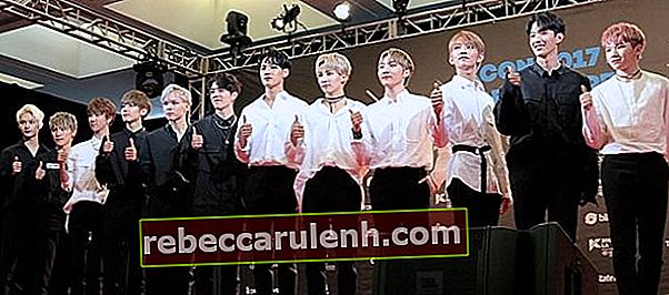 Уози (крайно вдясно), видян със своите седемнадесет съотборници в KCON 2017 в Лос Анджелис