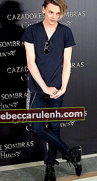 Jamie Campbell Bower altezza