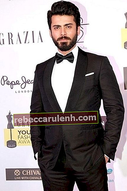 Fawad Khan позира на червения килим на Grazia Young Fashion Awards през 2016 г.