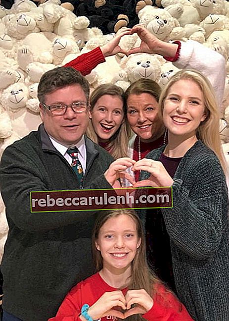 Шон Астин със семейството си, както се вижда през декември 2018 г.
